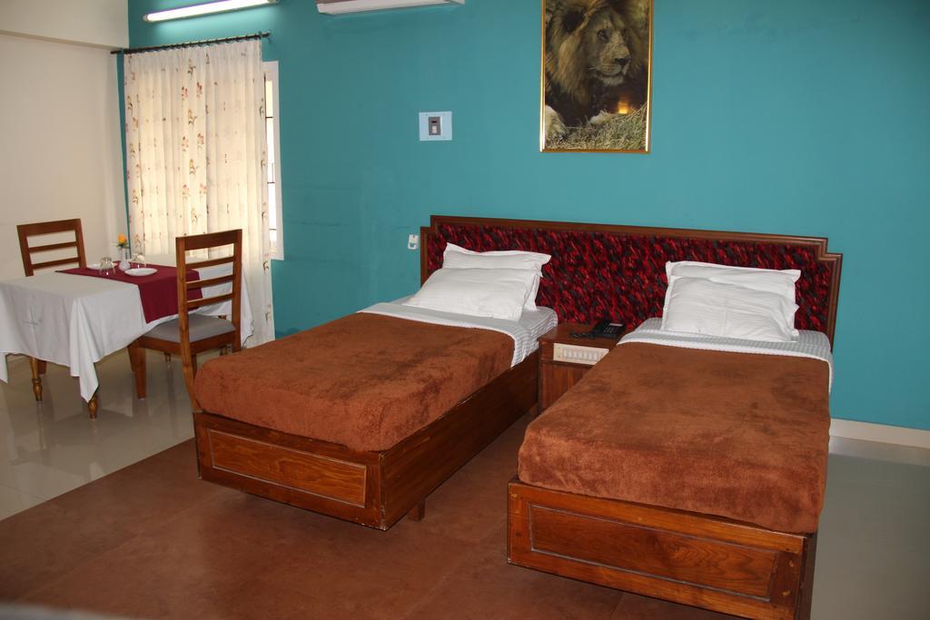 Issacs The Resort Sultan Bathery Room photo
